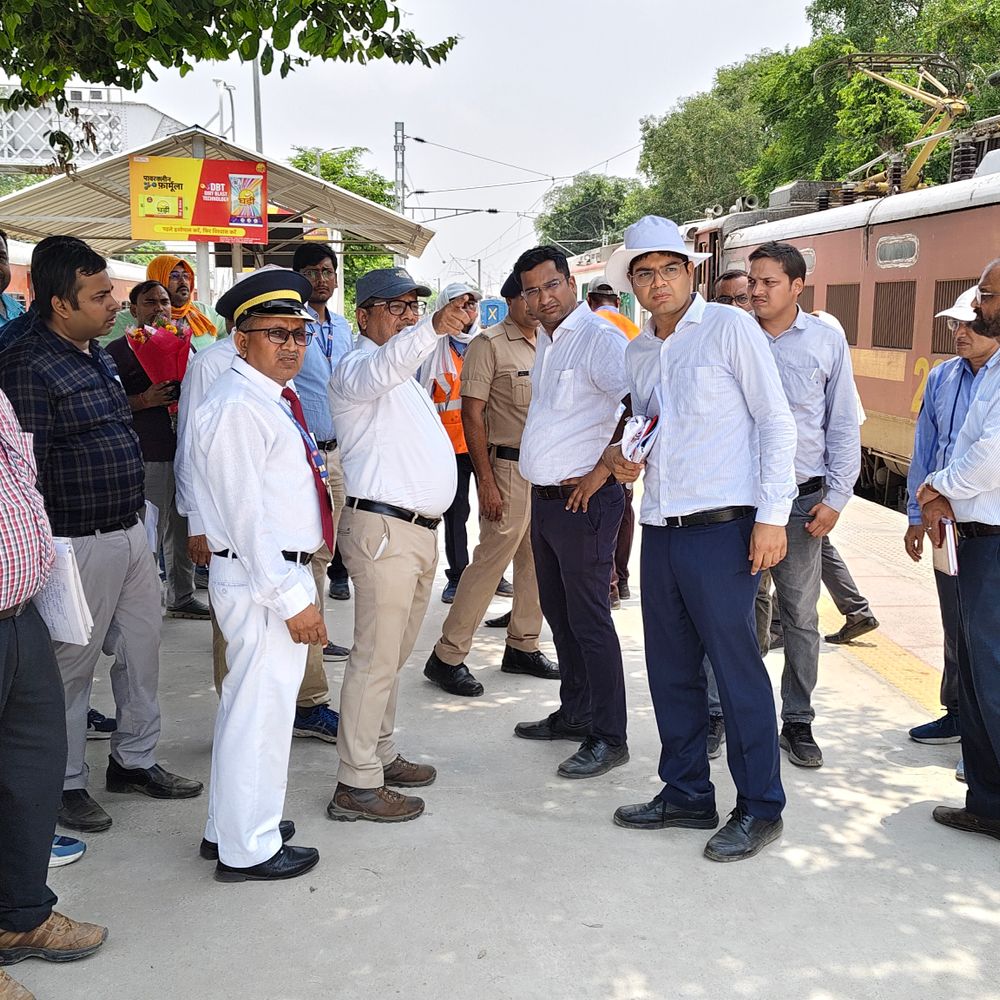 कौशांबी DRM ने भरवारी रेलवे स्टेशन का निरीक्षण किया:अंडरपास ब्रिज का टेंडर जारी, अगले साल निर्माण; नया फुट ओवरब्रिज बनेगा