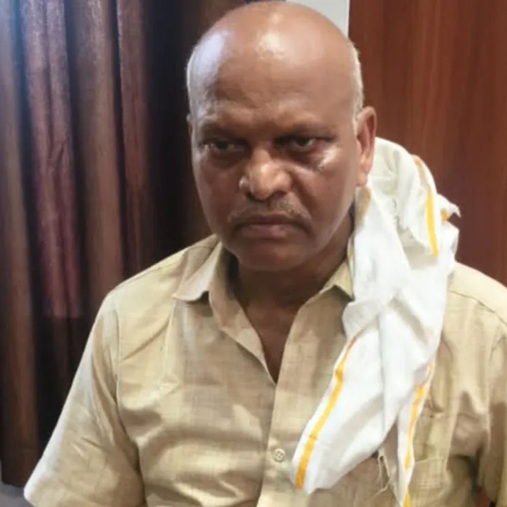 बलिया में घूस लेते रंगे हाथ राजस्व निरीक्षक गिरफ्तार:एंटी करप्शन टीम ने 5 हजार रुपए लेते पकड़ा, भूमि पैमाइश के लिए मांगी थी घूस