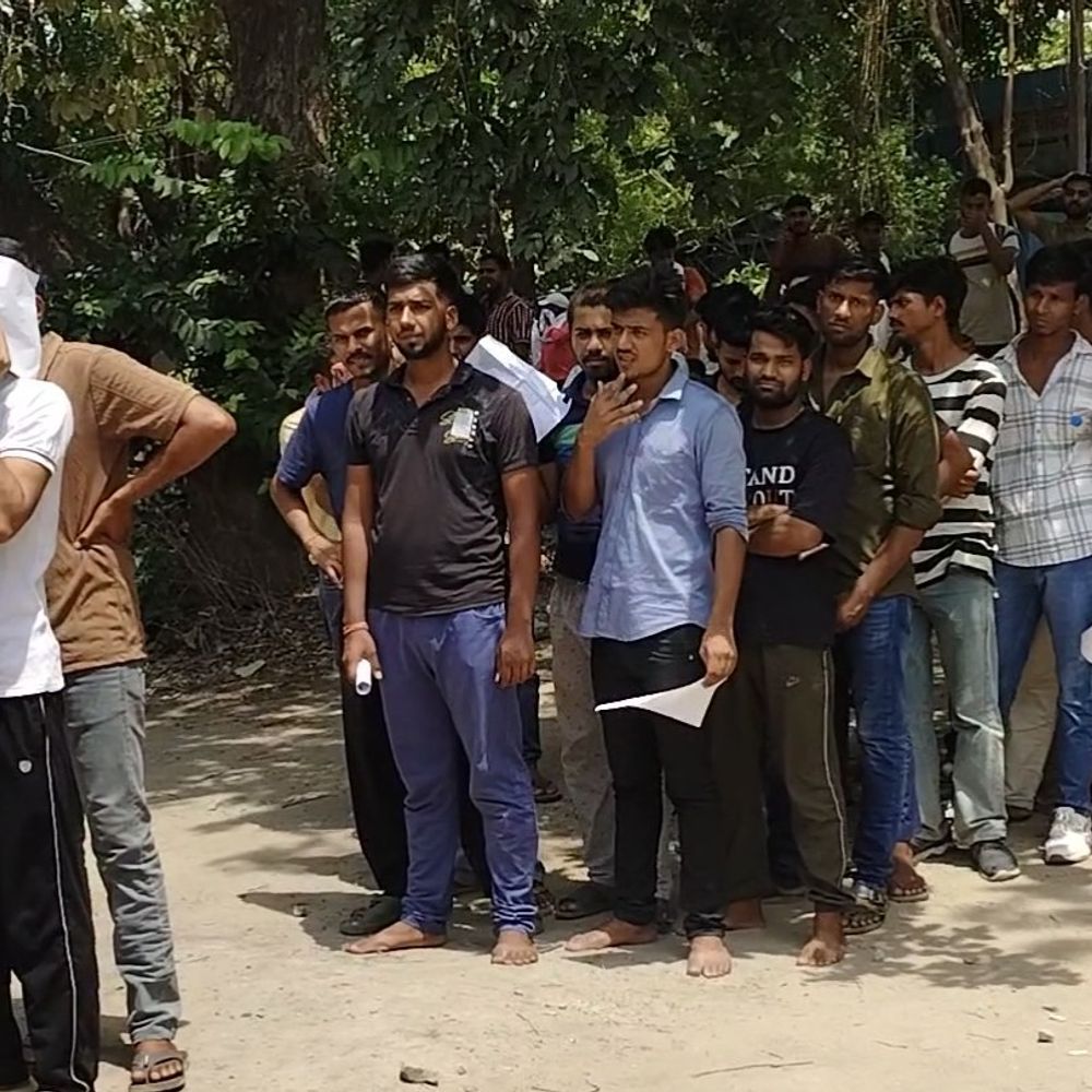 सिपाही भर्ती परीक्षा शांतिपूर्ण संपन्न, एक निष्कासित:बक्सर में 10656 में से 5560 अभ्यर्थी रहे एब्सेंट