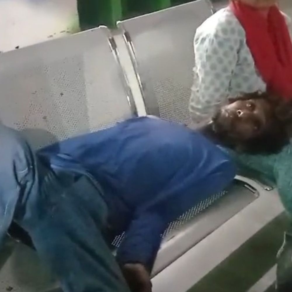 घंसौर में मालगाड़ी की चपेट में आया युवक:गंभीर हालत में जबलपुर मेडिकल रेफर; हड्डियां टूटने की आशंका