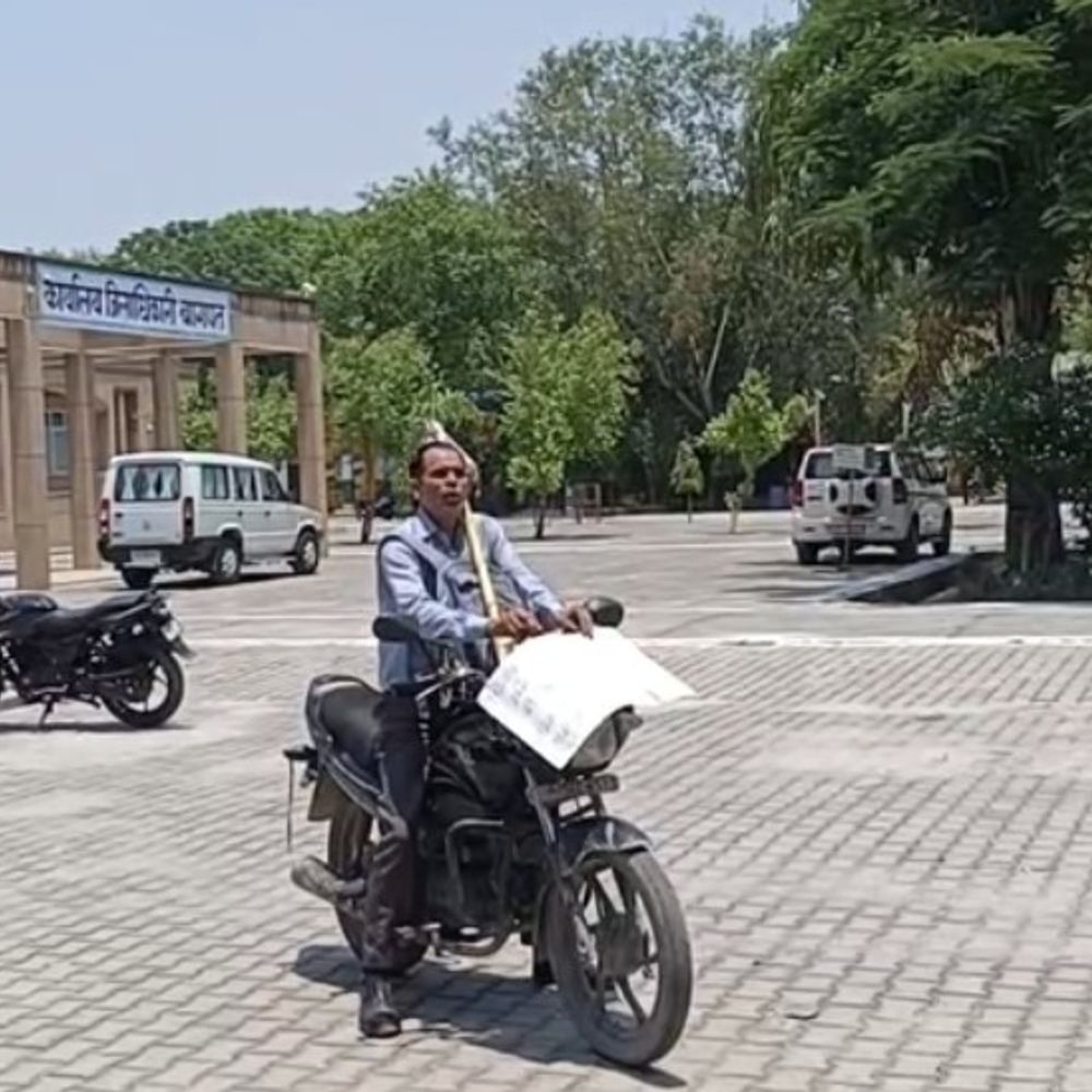 समाजसेवी सुभाष कश्यप का अनोखा प्रदर्शन:पेट्रोल में इथेनॉल की मात्रा घटाने की मांग, चावल-गन्ना लेकर पहुंचे कलेक्ट्रेट