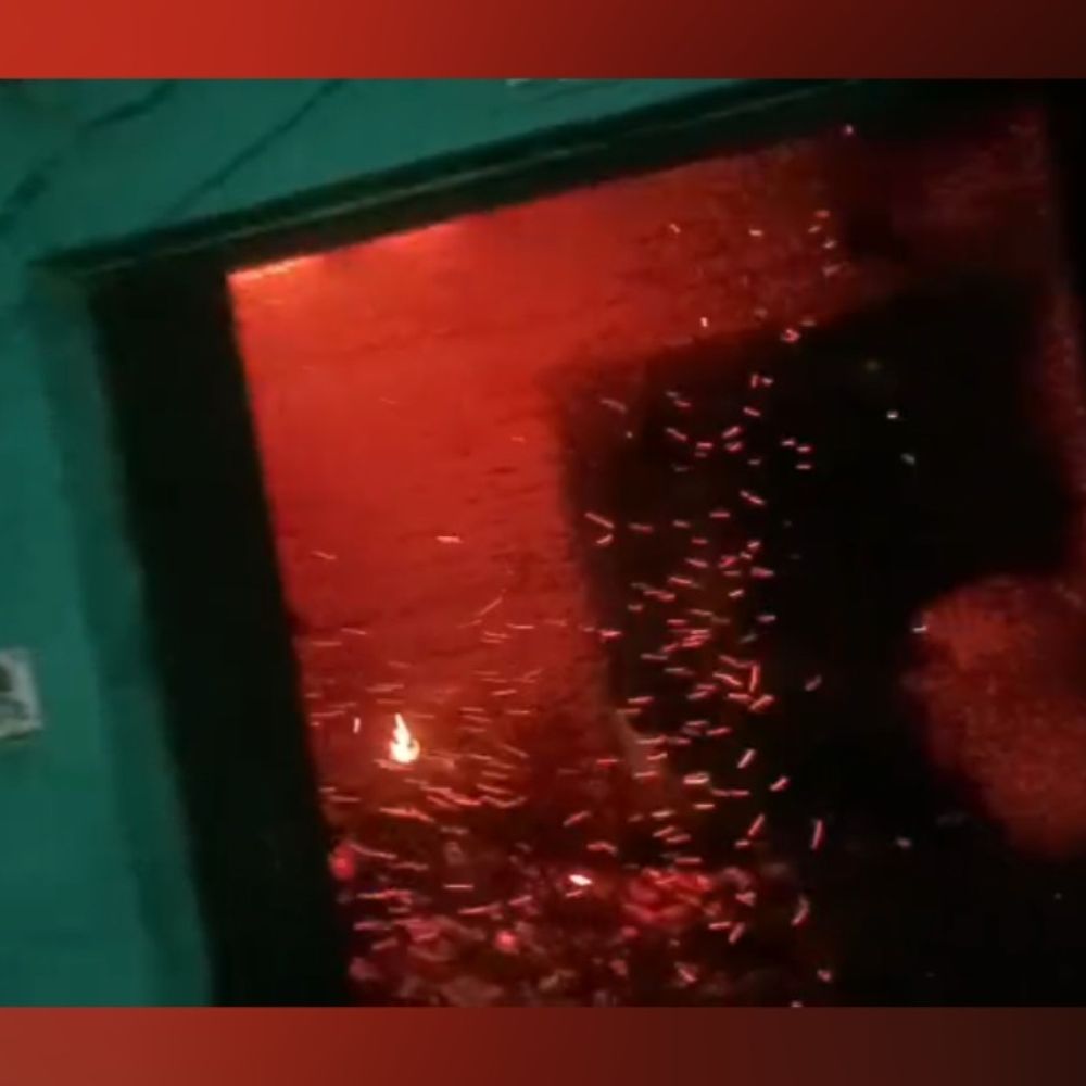 सूरजपुर में तड़के घर में लगी आग:पुलिस और दमकल टीम ने पाया काबू, कोई जनहानि नहीं हुई