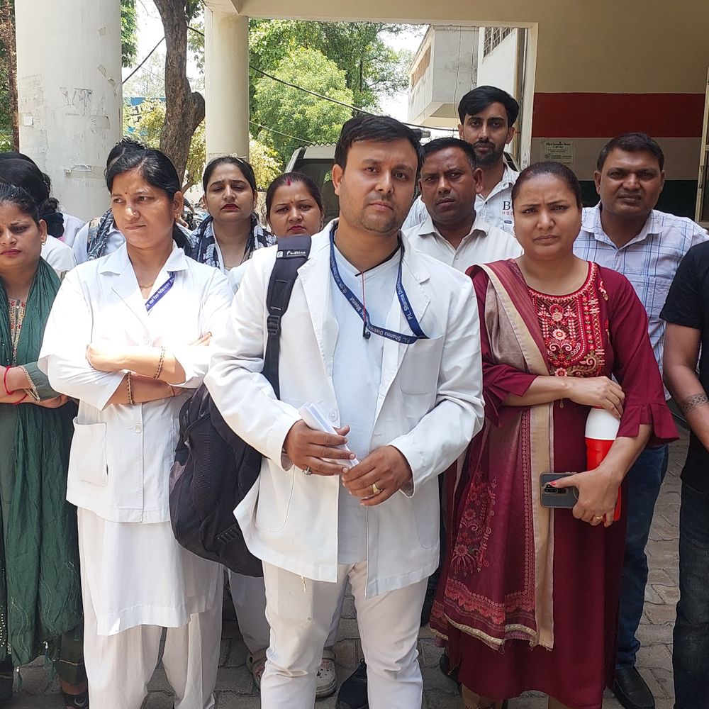 मेरठ स्टाफ नर्सों को 3 माह से वेतन नहीं:राशन खत्म, बच्चों की फीस न देने पर एडमिशन रद्द, डीएम से लगाई गुहार