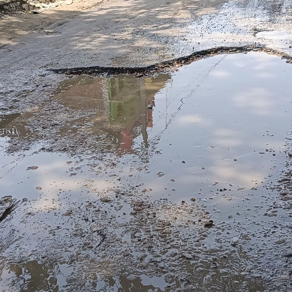 खेमपिपरा रोड पर गहरा गड्ढा बना राहगीरों के लिए मुसीबत:राम आधार की दुकान के पास बना जानलेवा गड्ढा, लोगों में नाराजगी