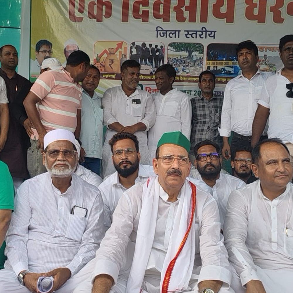 RJD ने महंगाई, बेरोजगारी पर सरकार को घेरा:किशनगंज में कानून व्यवस्था, भ्रष्टाचार समेत मुद्दों पर DM को सौंपा मेमोरैंडम
