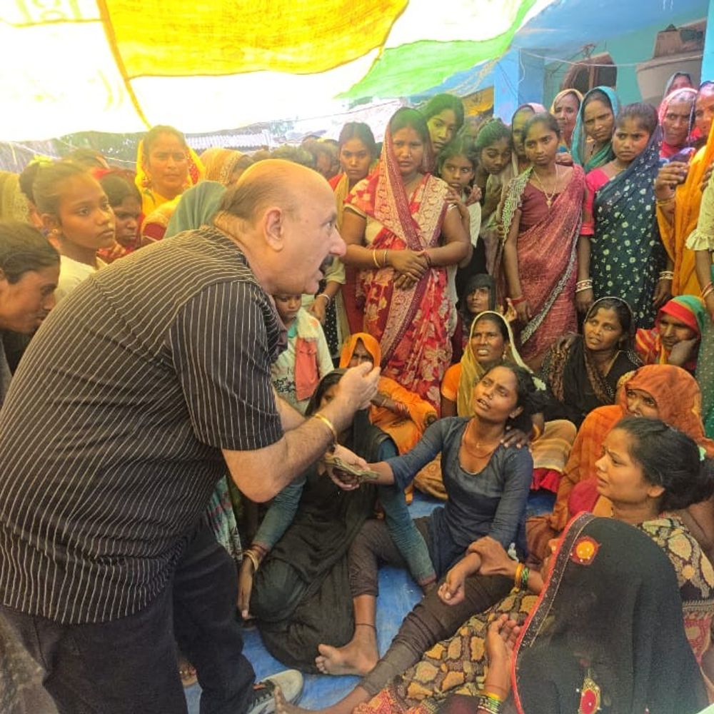 बाघ हमले में मृत महिला के परिजनों से मिले विधायक:लखीमपुर-खीरी में 25 हजार की सहायता, बेटी की शादी में सहयोग का वादा