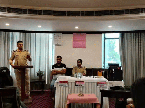 साइबर ठगी से बचाव के लिए जागरूक किया:विशेषज्ञ बोले- संदिग्ध लिंक पर क्लिक न करें, जिटो लेडीज विंग ने कार्यक्रम किया