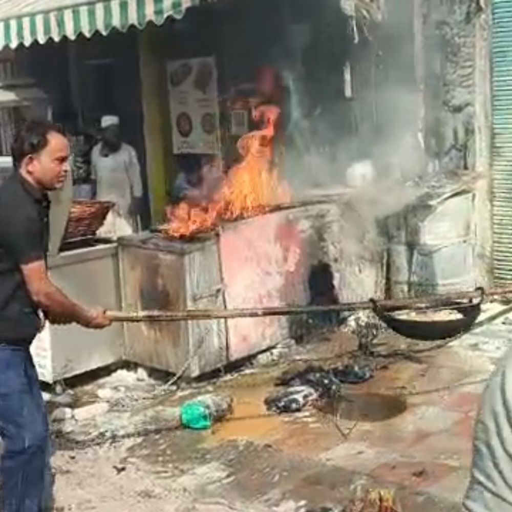 मेरठ में रेस्टोरेंट के बाहर स्टॉल में लगी आग:गैस रिसाव से लगी, ग्राहकों को सुरक्षित निकाला गया