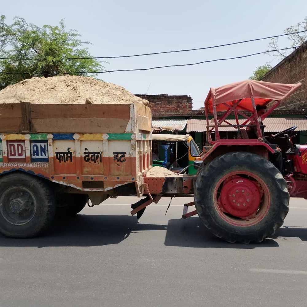 कानपुर देहात में ओवरलोड बालू ट्रैक्टरों का बेरोकटोक संचालन:बदायूं हादसे के बाद भी नहीं लिया जिम्मेदारों ने सबक, थाने के सामने से बेखौफ गुजर रहे