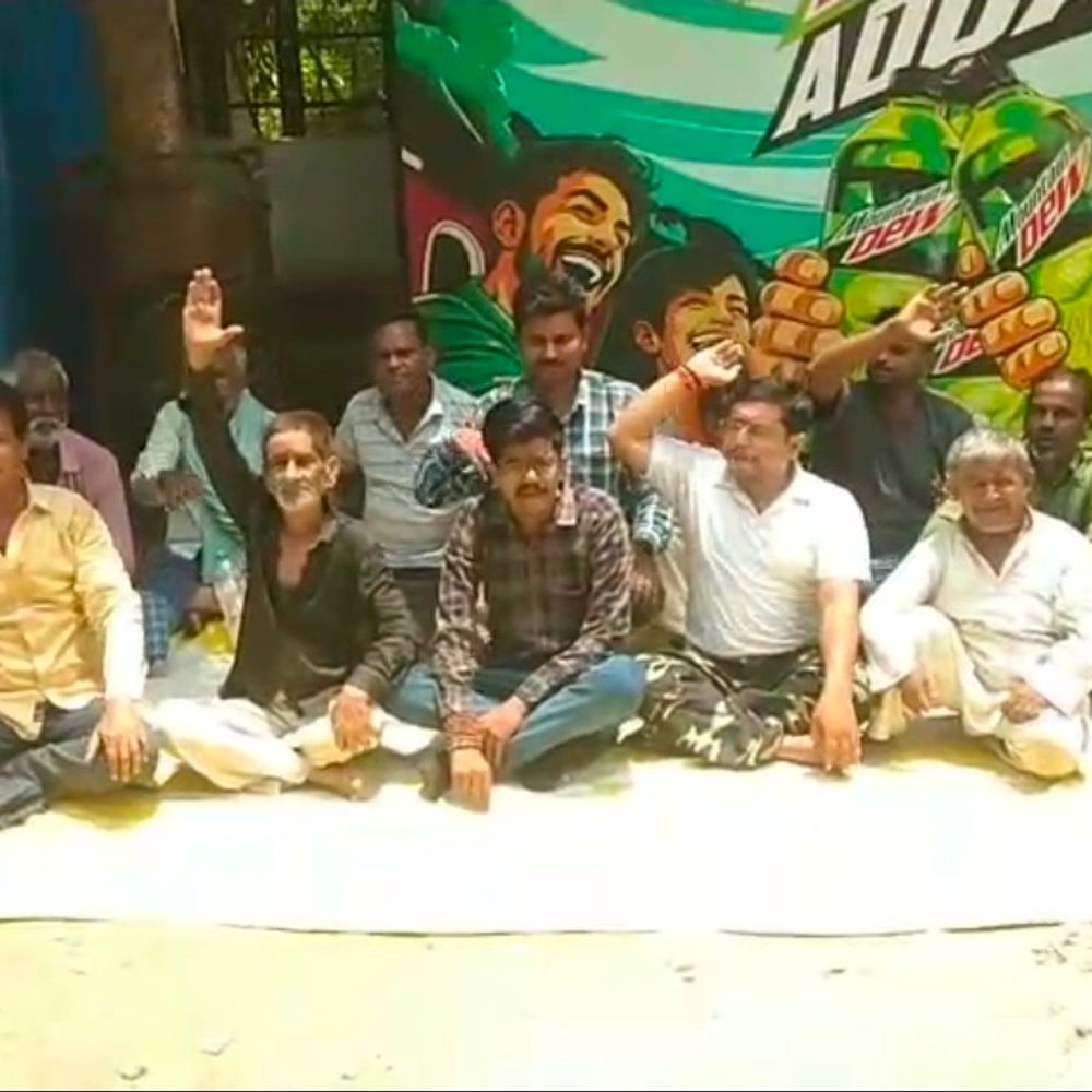 जीआईसी स्कूल के सामने पानी की किल्लत:रायबरेली में नगर पालिका के खिलाफ मोहल्लेवासियों का धरना प्रदर्शन, कार्रवाई की मांग