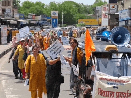 सीकर में टीचर्स की आक्रोश रैली:TET एग्जाम से स्थायी छूट की मांग, बोले-अब हमारी नौकरी और भविष्य खतरे में