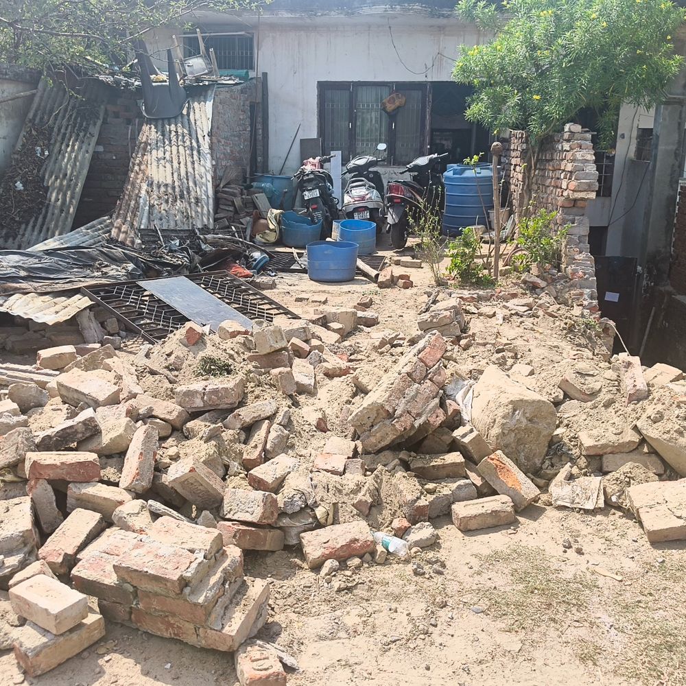 डालीबाग बंधे पर कार्रवाई करने पहुंचा सिंचाई विभाग:भारी विरोध के बाद लौटे अधिकारी; 80 साल से बसे होने का दावा