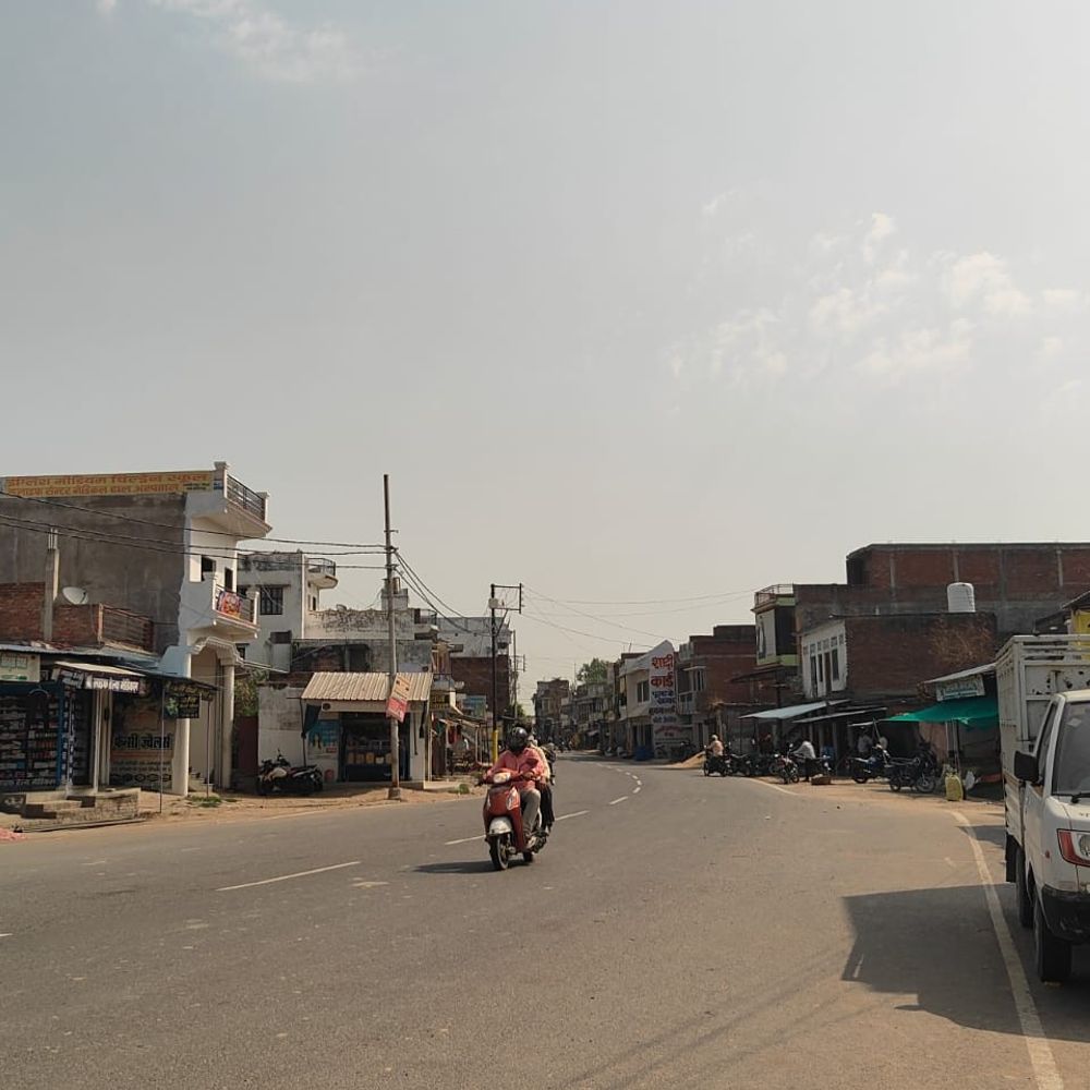 आजमगढ़ में टेम्प्रेचर 41°C:तेज धूप निकली, लोग मुंह पर कपड़ा बांधकर घरों से बाहर निकल रहे, सावधानी बरतने की अपील