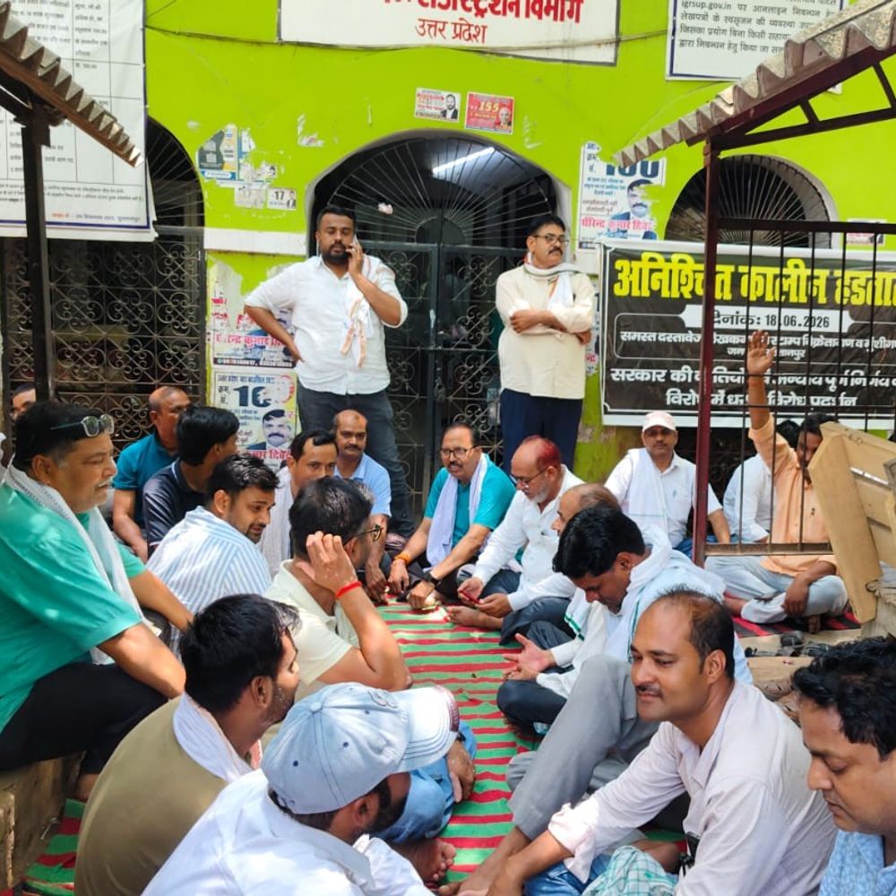 सुल्तानपुर में दस्तावेज लेखक, स्टांप वेंडर नाराज:रजिस्ट्री ऑफिस के सामने किया प्रदर्शन, नए आदेश से रोजगार छिनने का आरोप