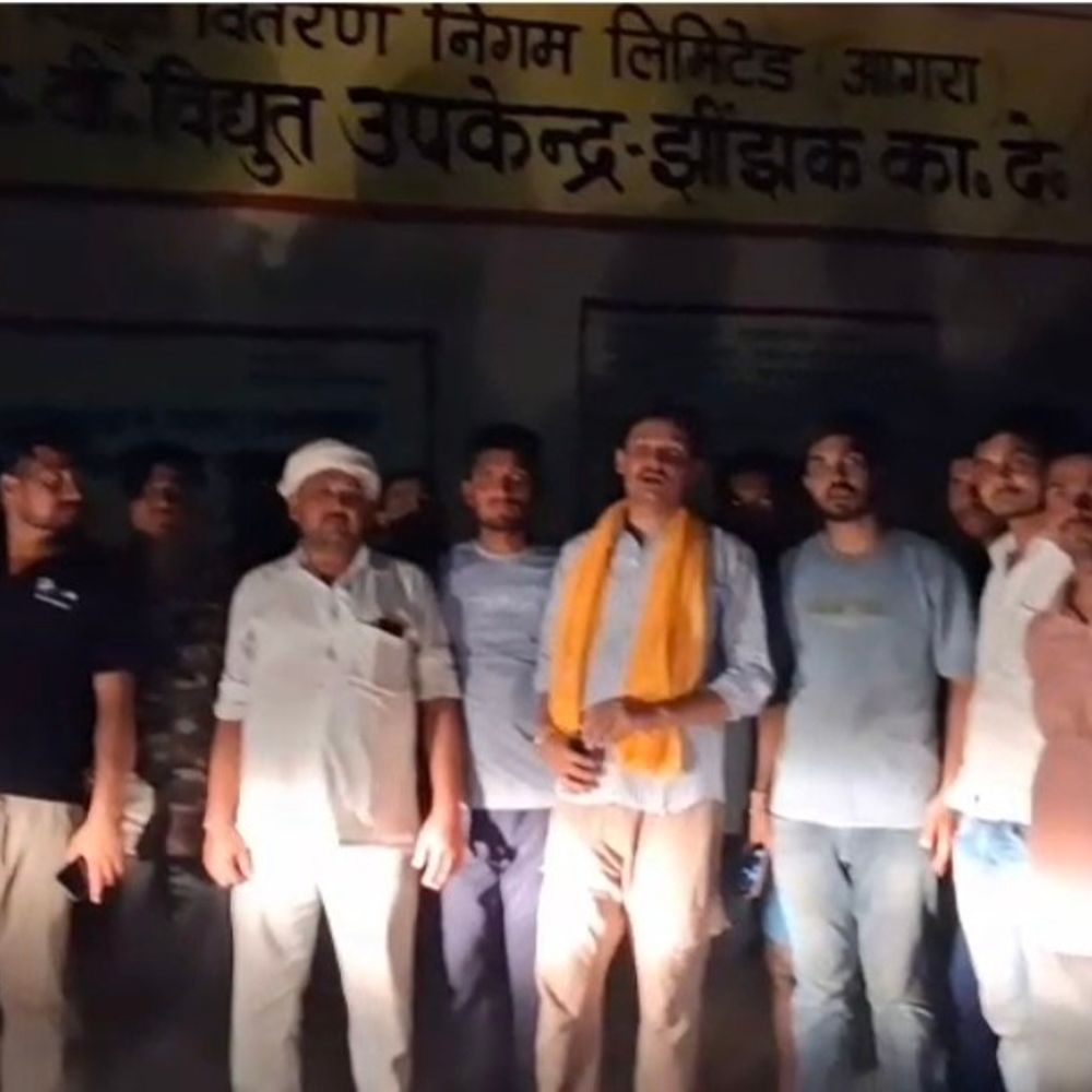 कानपुर देहात में बिजली कटौती पर ग्रामीणों का प्रदर्शन:बीजेपी जिला उपाध्यक्ष ने हनुमान चालीसा पाठ कर जताया विरोध