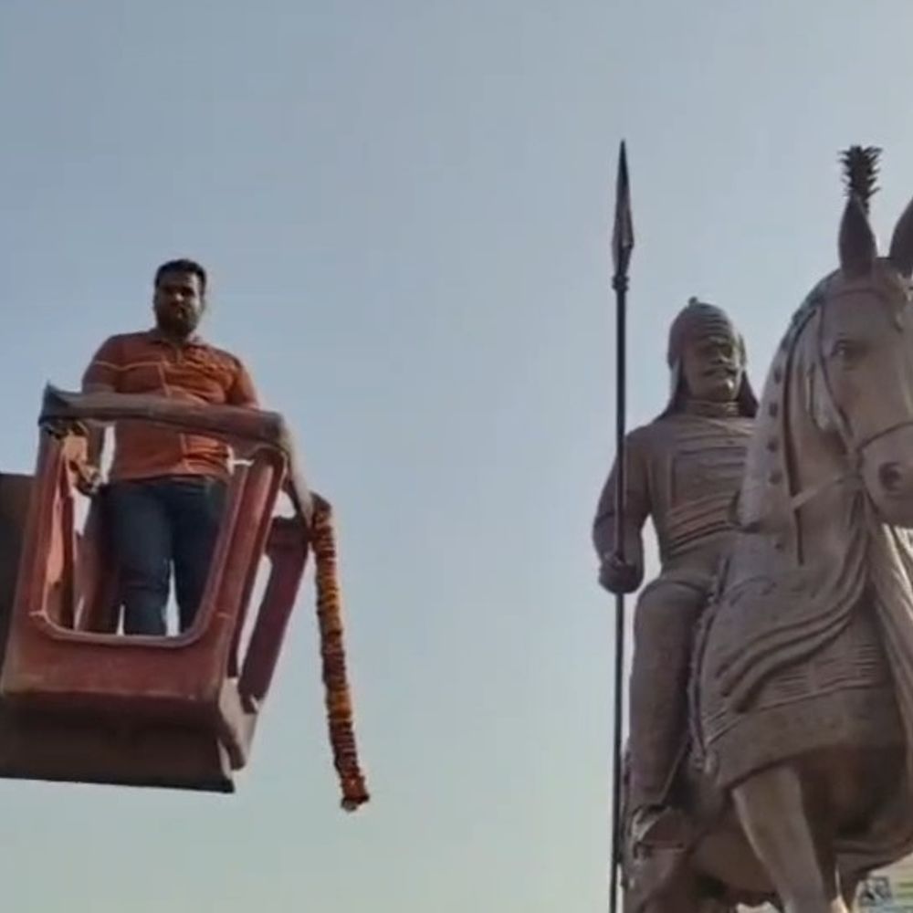 करणी सेना ने मूर्ति के पास गंदगी पर जताई नाराजगी:सहायक क्षेत्रीय प्रबंधक से की शिकायत, नियमित सफाई का भरोसा मिला
