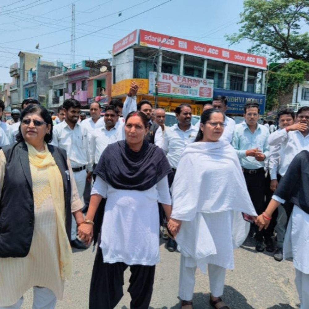 शाहजहांपुर में अधिवक्ताओं ने पेपरलेस रजिस्ट्री का विरोध किया:बैनामे रोके, सड़क पर मानव श्रृंखला बनाकर ज्ञापन सौंपा