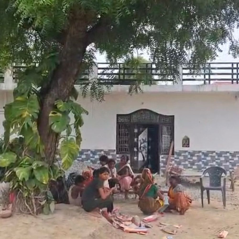 2 फिट छज्जे के लिए सपा नेता की हत्या:अमेठी में देर रात पड़ोसी दबंगों ने धारदार हथियार से किया हमला, बेटा-बहू और बच्चे घायल