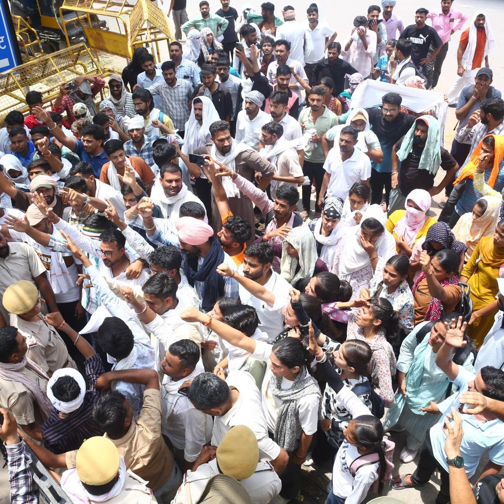 पीटीआई भर्ती में पद बढ़ाने की मांग पर प्रदर्शन:अभ्यर्थियों ने कलेक्ट्रेट घेरा, 22 जून को जयपुर कूच की चेतावनी