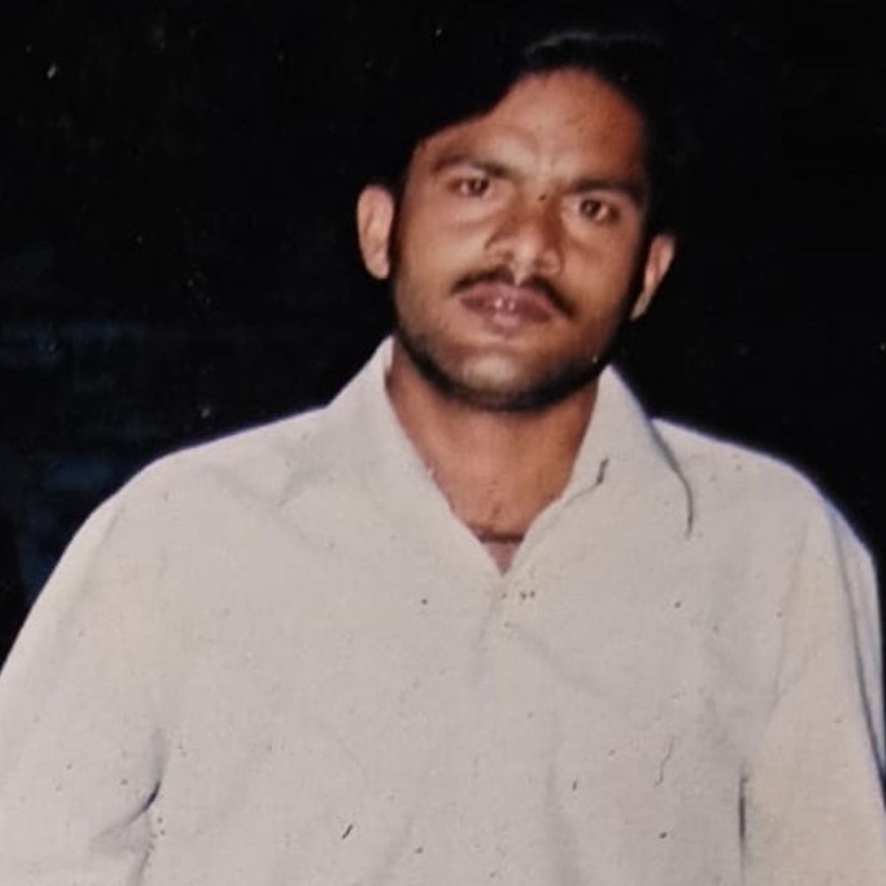 मथुरा में पेड़ से लटका मिला व्यक्ति का शव:परिजनों ने लगाया पुरानी रंजिश में हत्या का आरोप, पुलिस जांच में जुटी