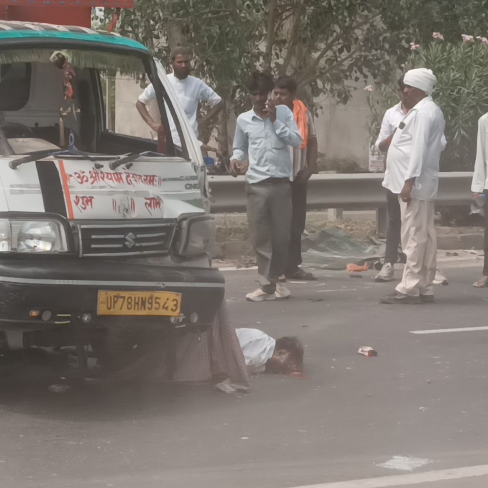 उन्नाव हाईवे पर लोडर पलटा, एक युवक की मौत:पुलिस शव की शिनाख्त और फरार चालक की तलाश में जुटी