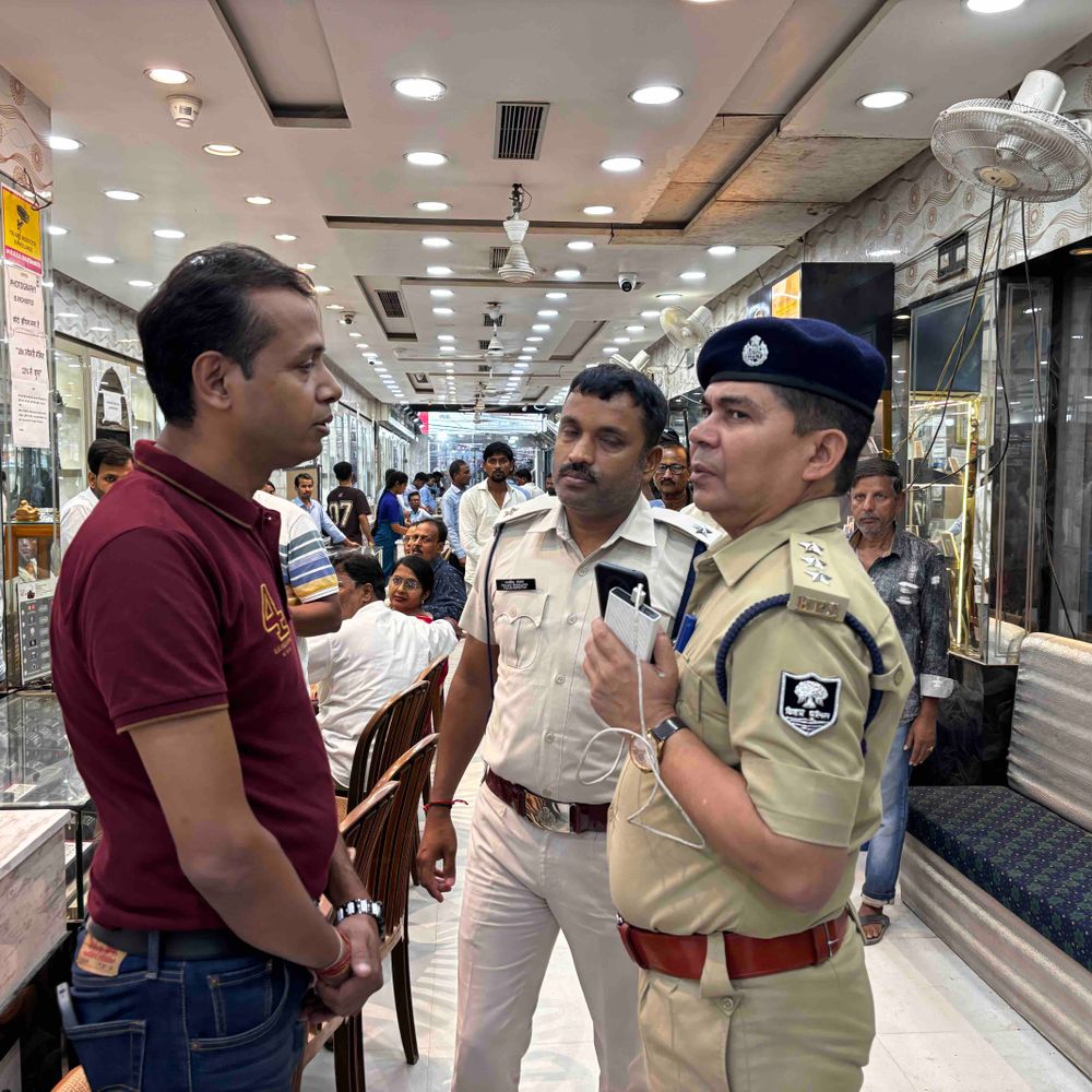 DSP दिलीप कुमार ने ज्वेलरी दुकानों का सुरक्षा ऑडिट किया:मोतिहारी में SP के निर्देश पर चला विशेष अभियान