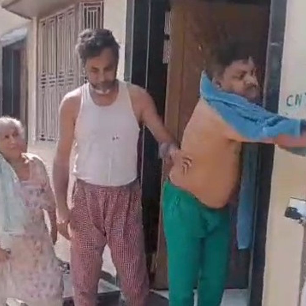 दमोह CMO से अभद्रता, दो इनामी आरोपी गिरफ्तार:  एक माह से फरार थे, पुलिस ने निकाला जुलूस; अतिक्रमण हटाने के दौरान की थी बदसलूकी – Damoh News