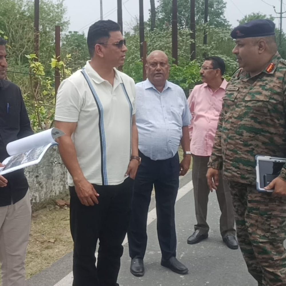 मेरठ छावनी में सफाई व्यवस्था का निरीक्षण:मेजर जनरल सुमित राणा ने दिए नाला सफाई और आवारा पशुओं पर कार्रवाई के निर्देश