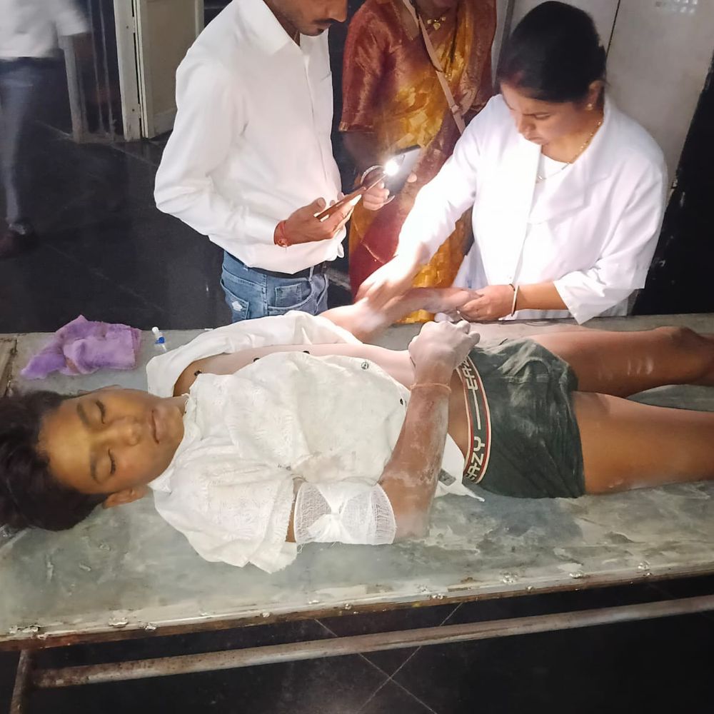 ट्रैक्टर ने बाइक को मारी टक्कर, 3 युवक घायल:  मैहर अस्पताल में भर्ती, चालक फरार; तीनों तिलक में शामिल होने जा रहे थे – Maihar News
