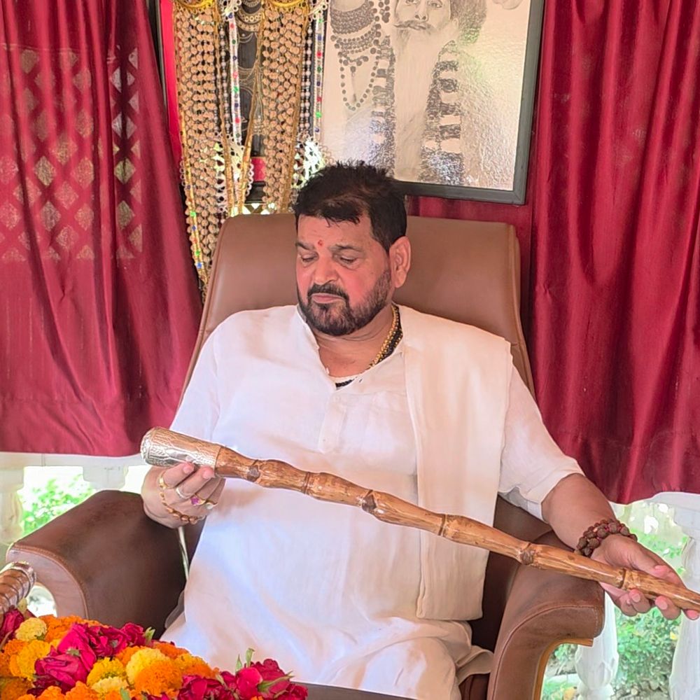 बृजभूषण शरण सिंह बोले- 200 दीजिए, बैरियर हट जाएगा:कहा- हमको तो दर्शन करने जाने देंगे सब लठ्ठ बजा देंगे, हमसे तो नाराज रहते हैं