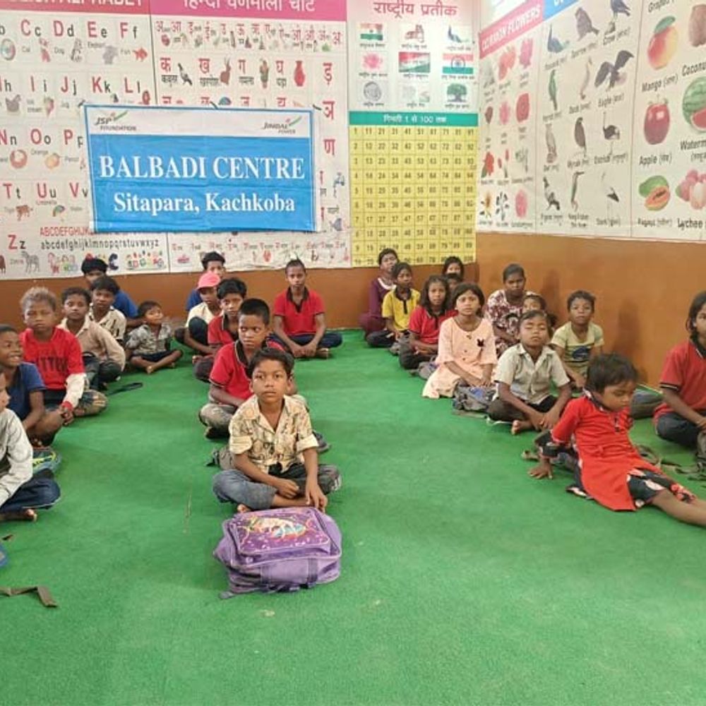 रायगढ़ के बिरहोर बच्चे अंग्रेजी माध्यम में कर रहे पढ़ाई:बीच में छोड़ देते थे पढ़ाई, जेपीएल के प्रयासों से सुधर रहा जीवन
