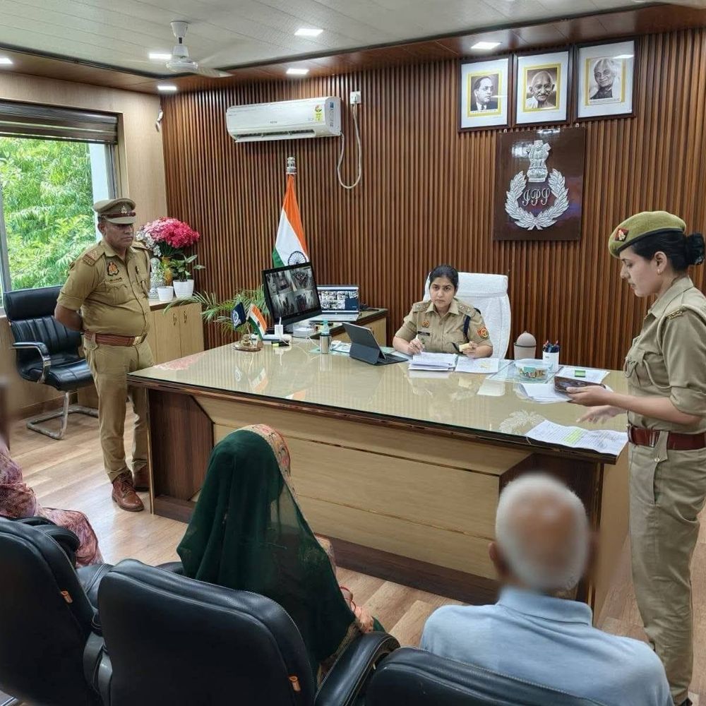 अम्बेडकरनगर में एसपी प्राची सिंह ने जनसुनवाई की:फरियादियों की समस्याओं के त्वरित निस्तारण के निर्देश