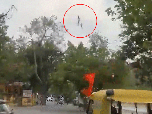 उदयपुर में 70 फीट ऊंचाई पर फंसे टूरिस्ट:जिप लाइन के बीच ढाई मिनट तक हवा में लटकते रहे, गुजरात से आए थे 4 दोस्त