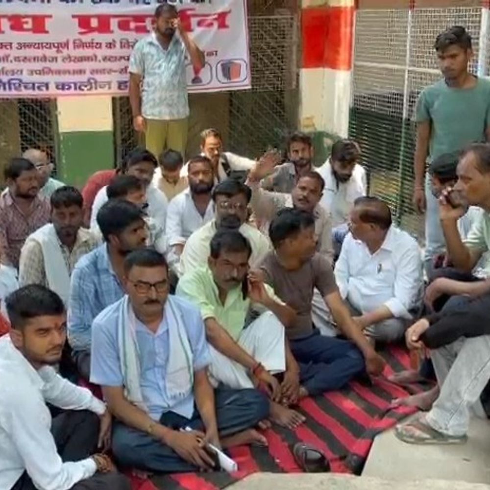 ऑनलाइन रजिस्ट्री प्रक्रिया का विरोध, वेंडरों का अनिश्चितकालीन प्रदर्शन:दस्तावेज लेखक, स्टाम्प वेंडरों ने एडीएम को सौंपा ज्ञापन,