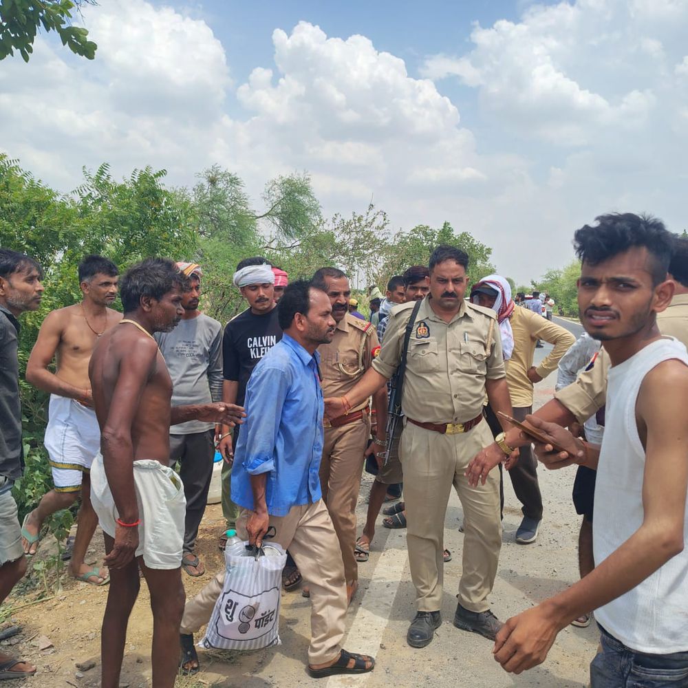 जालौन में यात्रियों से भरी बस पलटी, 12 लोग घायल:तेज रफ्तार से बिगड़ा संतुलन, उरई से नदीगांव जा रहे थे यात्री