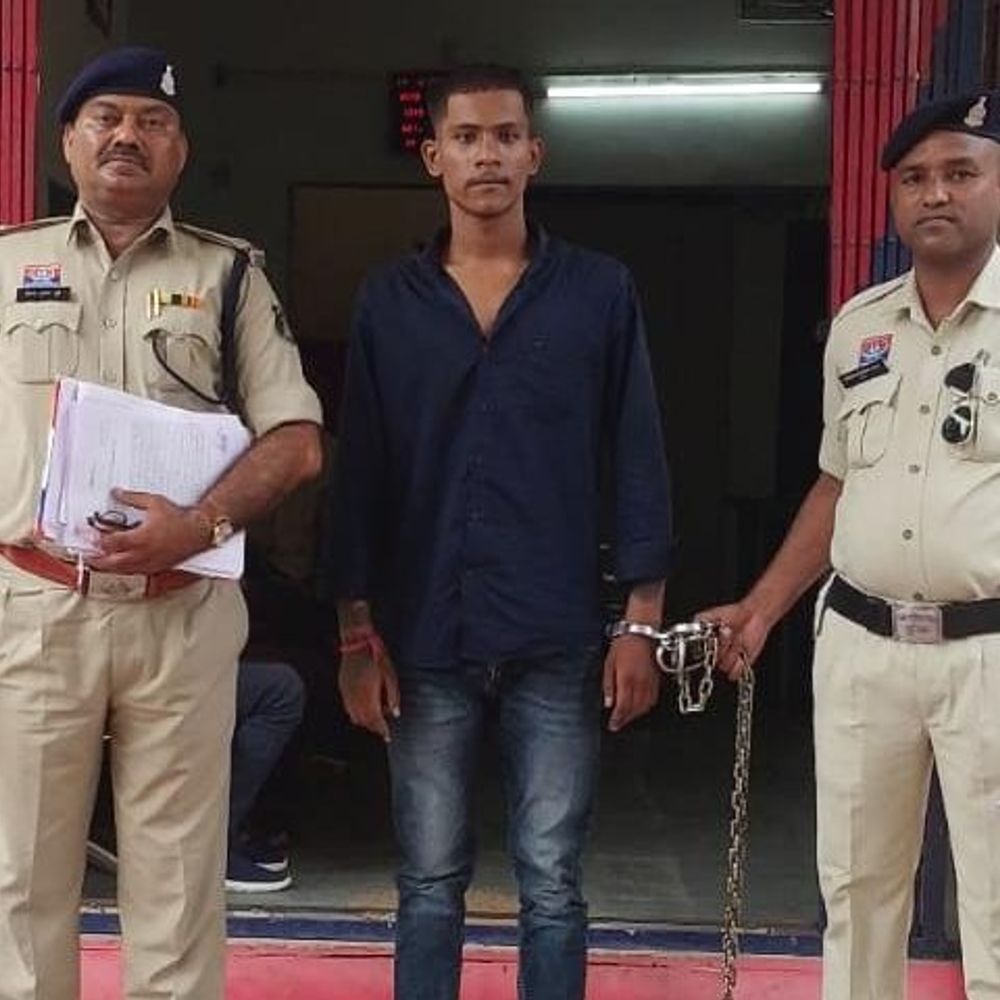धमतरी में सार्वजनिक स्थान पर चाकू लहराते युवक गिरफ्तार:धमतरी पुलिस की कार्रवाई, धारदार चाकू जब्त, आर्म्स एक्ट में भेजा गया जेल