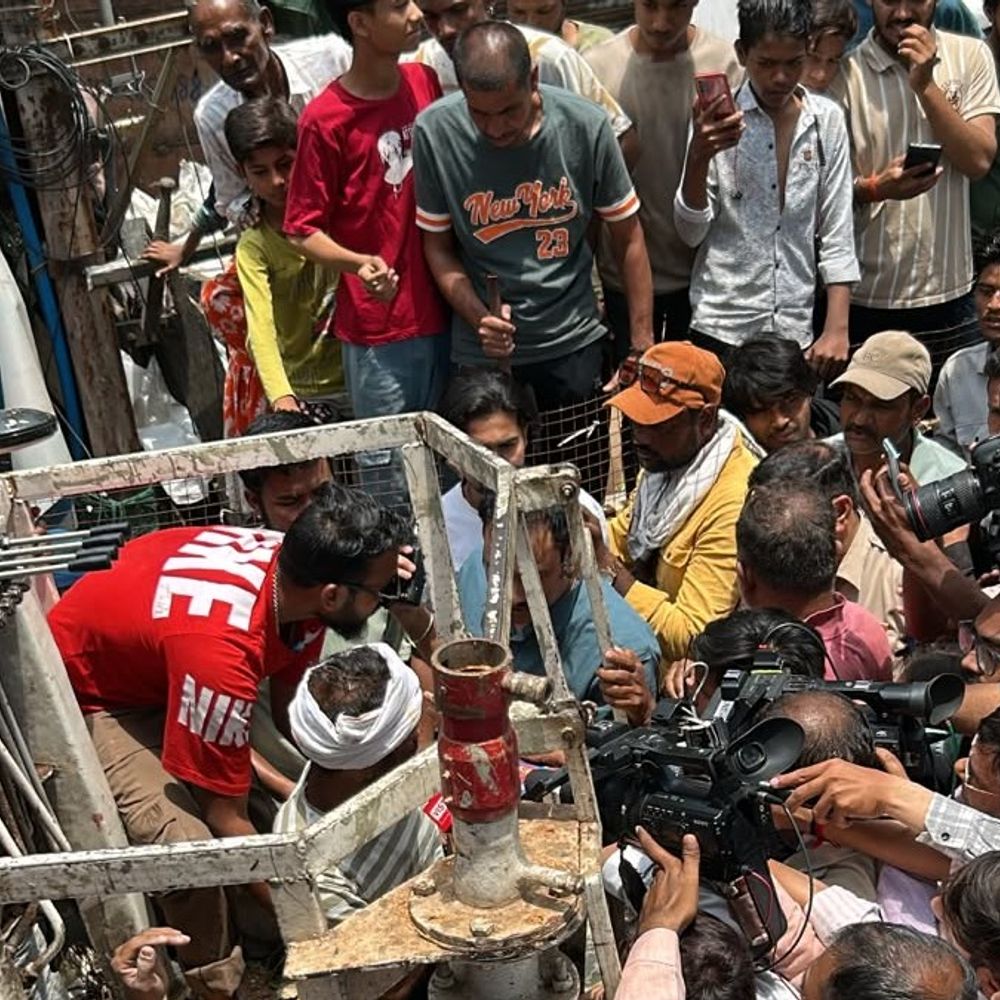 भोपाल में बिजली पोल पर चढ़ा युवक:खंभे पर बैठा और तारों पर चलता दिखाई दिया, क्रेन की मदद से उतरा गया