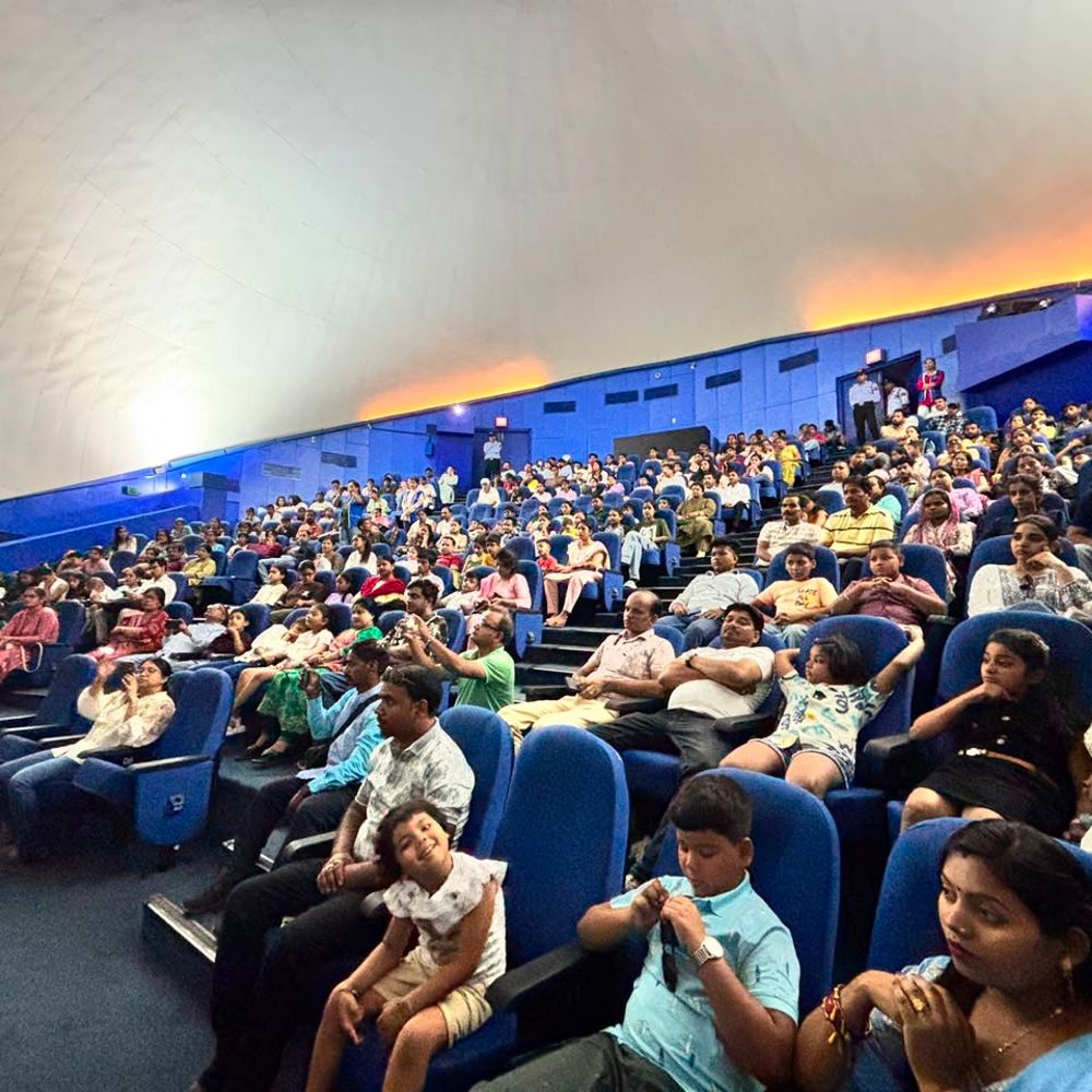 लखनऊ में 'द ग्रेट डायनासोर सीक्रेट' का प्रीमियर:आंचलिक विज्ञान नगरी के थिएटर में नई फुल डोम फिल्म प्रदर्शित