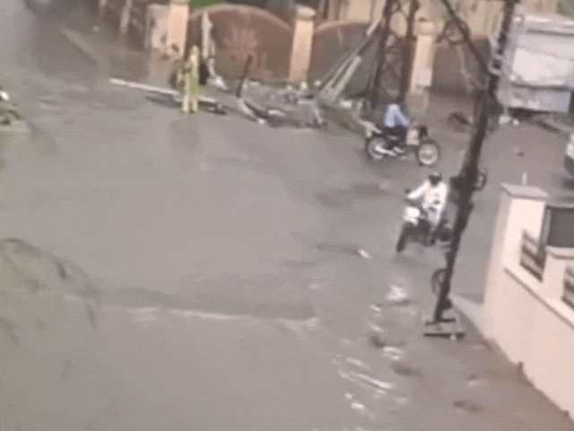 गहरे नाले में गिरा बाइक सवार:लोगों ने बमुश्किल बचाई जान, लाइव वीडियो आया सामने, सड़क पर भरा था पानी, नहीं दिखा बड़ा नाला