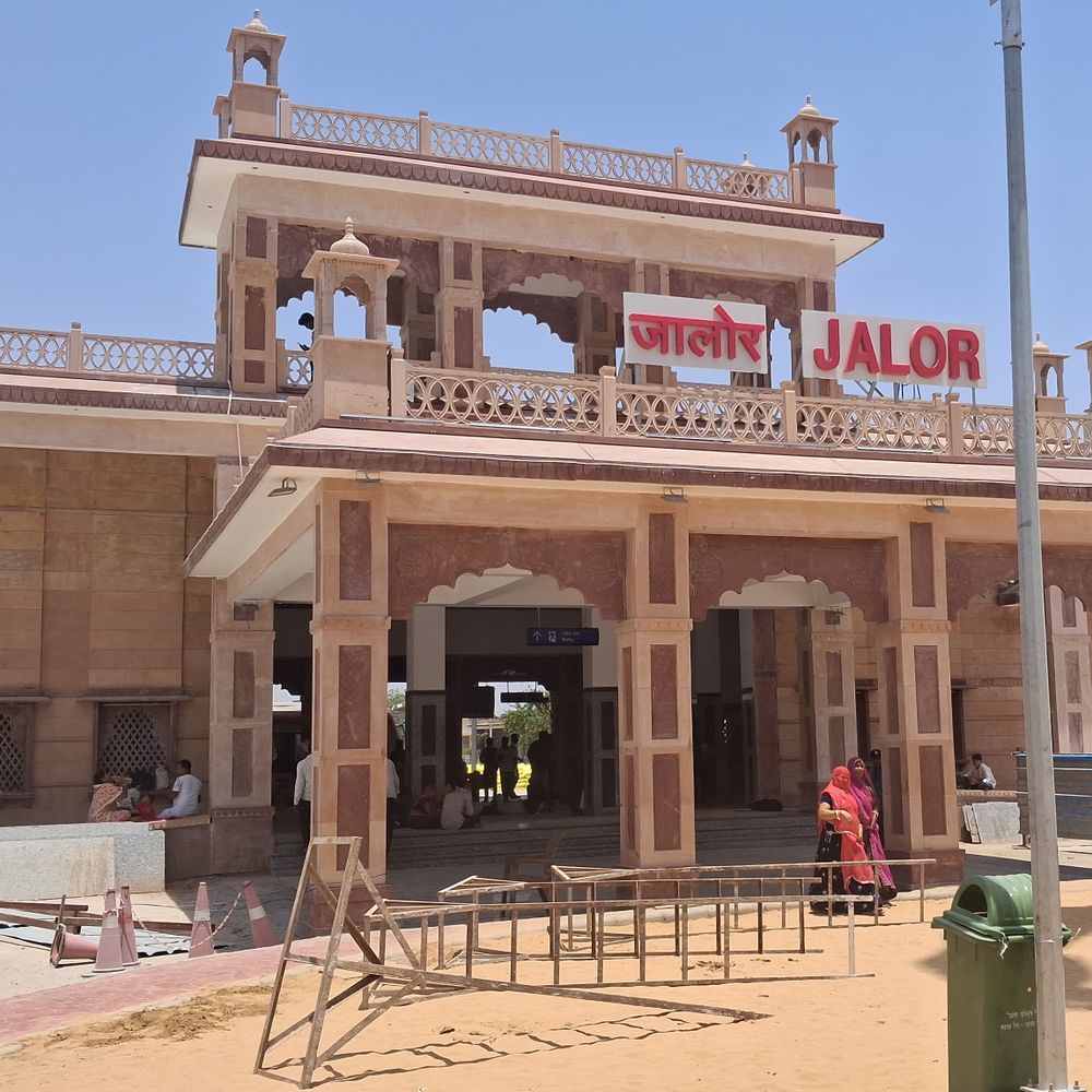 पटरियों पर पत्थर रखने वाले दो किशोर पकड़े:समझाइश कर अभिभावकों से बॉन्ड भरवाए; जालोर-बिशनगढ़ रेल खंड की घटना