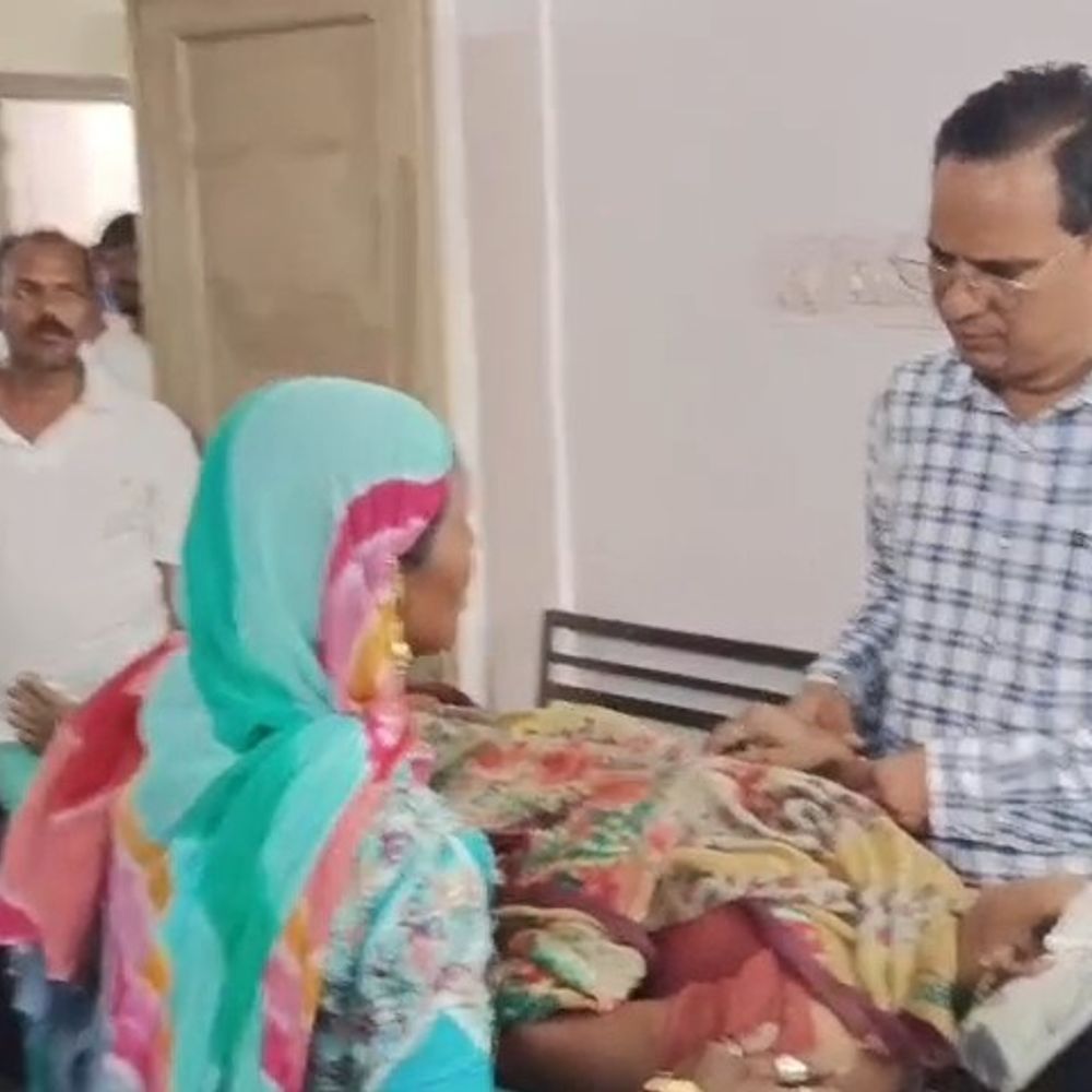 बांसवाड़ा में टीनशेड की छत से गिरी महिला, घायल:सिर में आए टांके, एमजी हॉस्पिटल में इलाज जारी