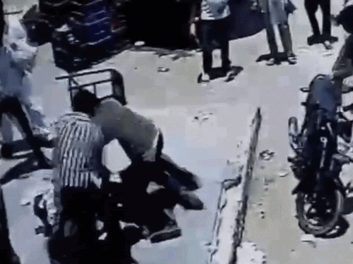 श्रीगंगानगर के सादुलशहर में दो गुटों में झड़प VIDEO:कापे-गंडासी और ईंटें चलीं, बस स्टैंड में मचा हड़कंप
