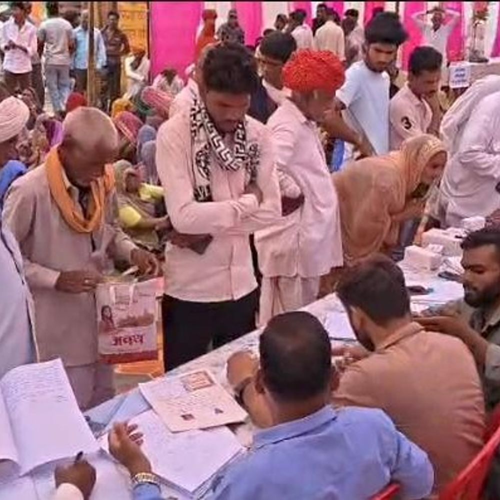 ग्रामीण सेवा शिविर में समस्याओं का समाधान:घुमंतू और अर्धघुमंतू परिवारों को पट्टों मिले, विवाह-मृत्यु प्रमाण पत्र भी मौके पर ही बना कर दिए