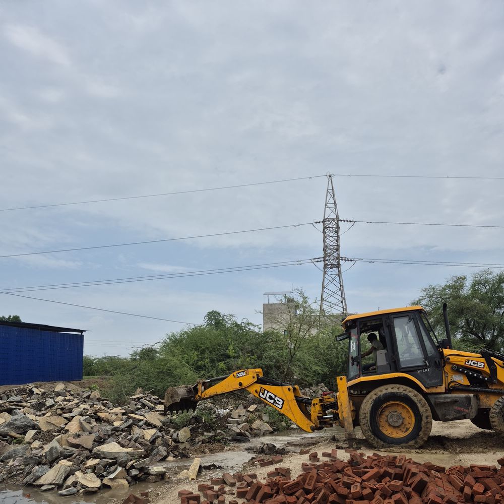 अतिक्रमण हटाने पहुंचा प्रशासन, ईंटों के व्यापारी ने मांगी मोहल्लत