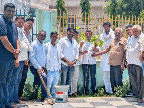 सम्मान दिवस के रूप में मनाया राहुल गांधी का जन्मदिन:खैरथल में वरिष्ठ कार्यकर्ताओं को किया सम्मानित, शॉल ओढ़ाई