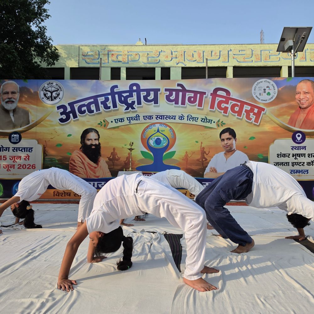 संभल में अस्थमा-एलर्जी मरीजों को कराया विशेष योगाभ्यास:45 लोगों के लिए गए ब्लड सैंपल, योग सप्ताह के पांचवें दिन 180 से अधिक लोगों ने किया योग