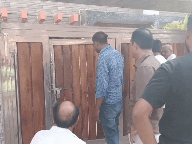 रीवा में ठेकेदार के घर ED की रेड, दस्तावेज खंगाले:परिजनों ने अधिकारियों से मांगा ID कार्ड; बोले- बिना समन कैसे घुस आए
