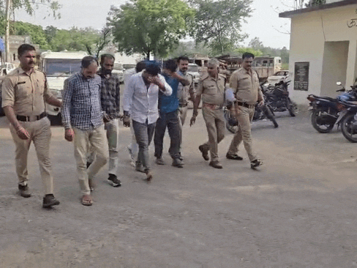 रीवा में ट्रैक्टर और बाइक चुराने वाले 5 चोर पकड़ाए:12 लाख का माल जब्त; 15 जून की रात भी की थी वारदात