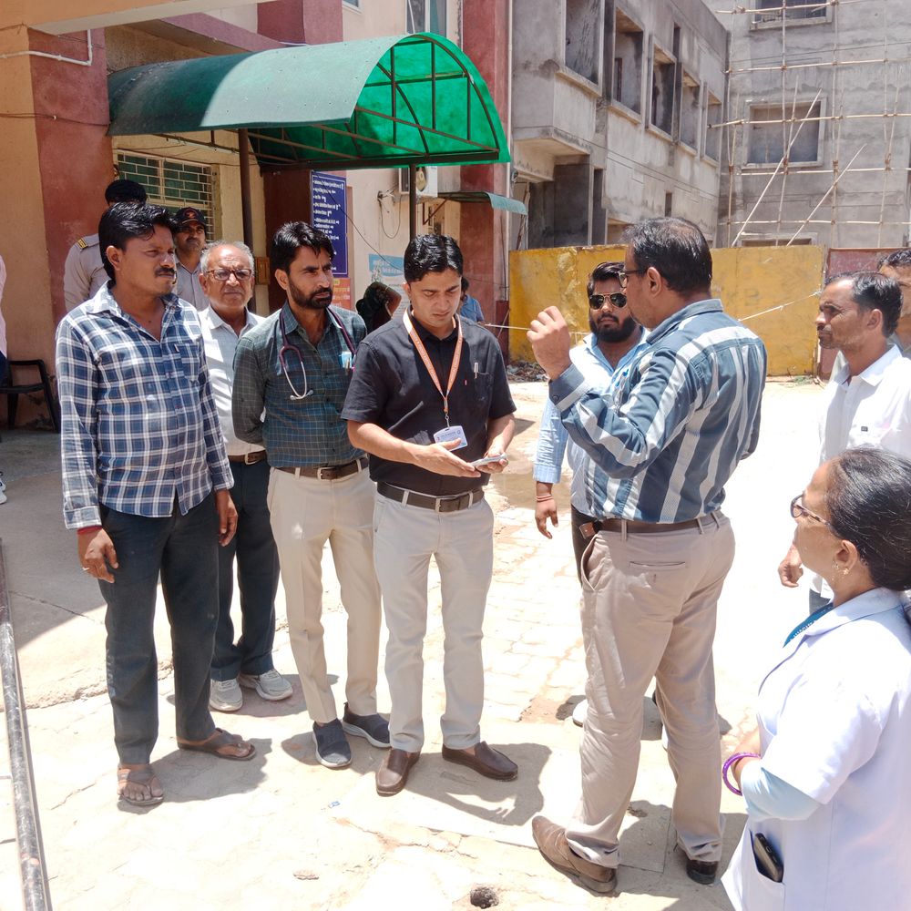 मेडिकल कॉलेज प्रिंसिपल ने इमरजेंसी वार्ड की सफाई जांची:बिगड़ी व्यवस्था पर जताई नाराजगी, सुधार के दिए सख्त निर्देश