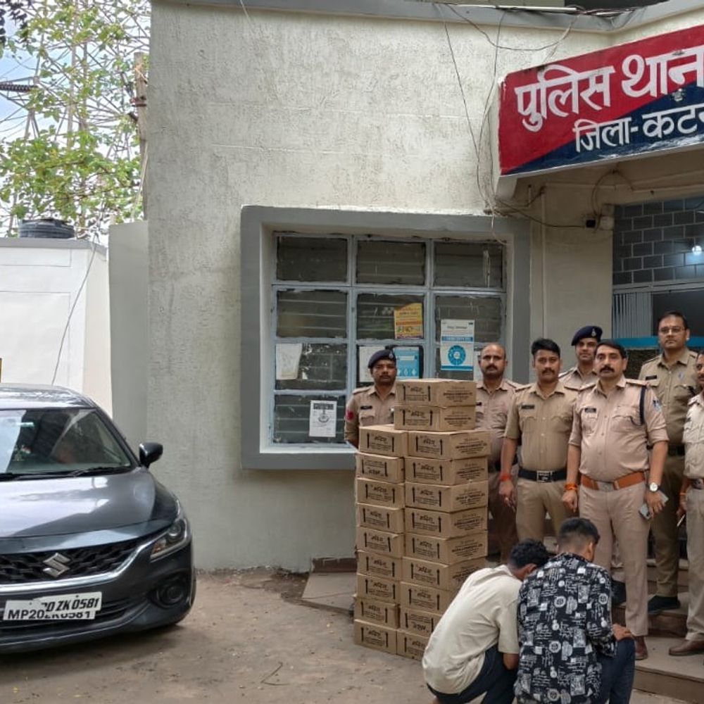 0कटनी में बलेनो कार से शराब तस्करी तस्करी:जबलपुर के दो युवक गिरफ्तार; 360 लीटर शराब समेत 7 लाख का सामान बरामद